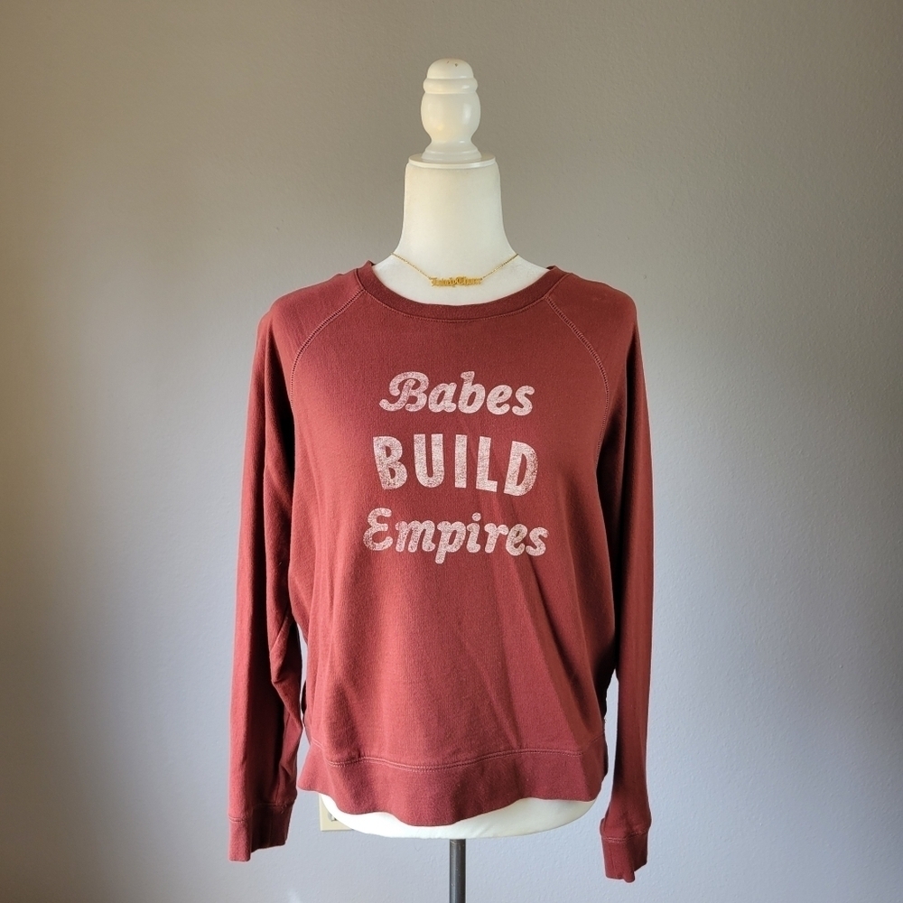 AMUSE SOCIETY // rust red babes build empires graphic crew neck ls pullover